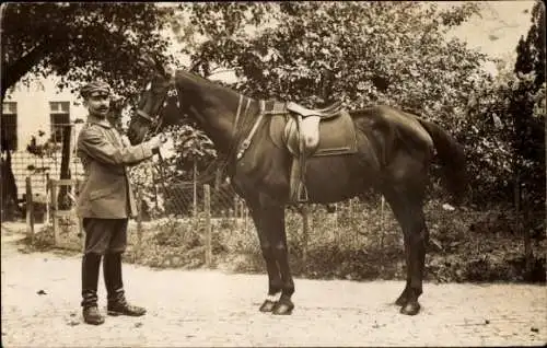 Foto Ak Deutscher Soldat in Uniform mit Pferd, I WK