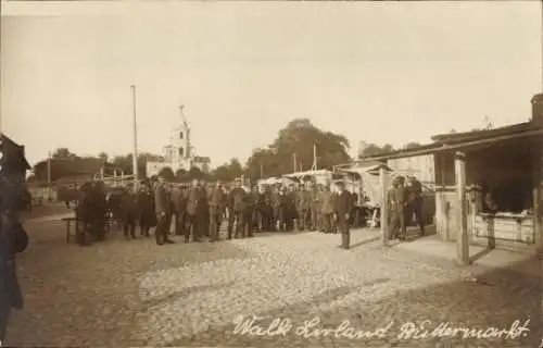 Foto Ak Valka Walk Livland Lettland, Buttermarkt, Soldaten
