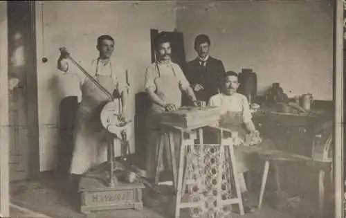 Foto Ak München, Handwerker in der Werkstatt, Werkzeuge