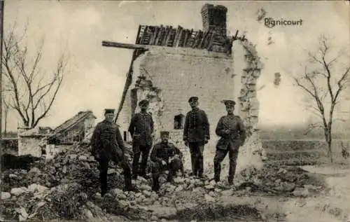 Ak Pignicourt Aisne, Soldaten in den Ruinen