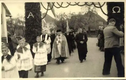 Ak Bermatingen im Bodenseekreis, Priester-Primiz, ca. 1958, Prozession