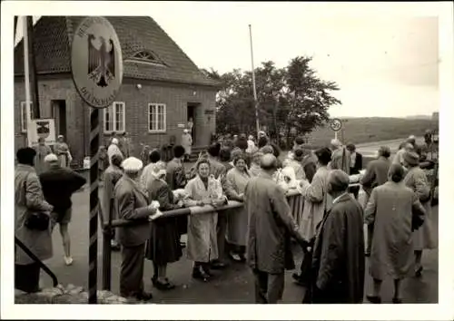 Foto Ak Rosenkranz Aventoft in Nordfriesland, Deutsch-Dänische Grenze, Schranke, Grenzkönig