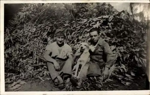 Foto Ak Französische? Soldaten in Uniformen, Hund