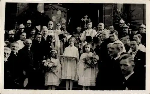 Foto Ak Gruppenbild der Menschen nach einem kirchlichen Fest, Kinder, Geistliche