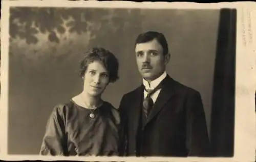 Foto Ak Ehepaar, Frau-Portrait, Anhänger, Mann-Portrait, Anzug, Krawatte