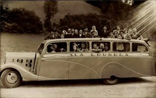 Foto Ak Touristen im Auto, Gruppenbild, Ausflug, Urlauber, SLA Lourdes