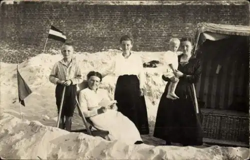 Foto Ak Frauen mit Kindern am Strand, Strandkorb, Fahnen