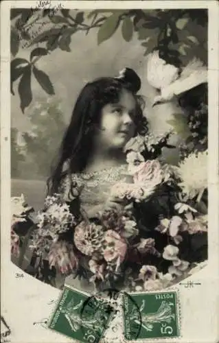 Ak Mädchen mit dunklen Haaren, Portrait, Blumen