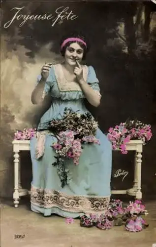 Ak Glückwunsch, Frau in blauem Kleid, Blumen, Sitzbank