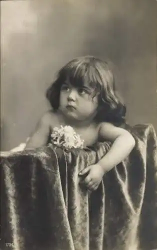 Ak Kind-Portrait, Blume, Decke