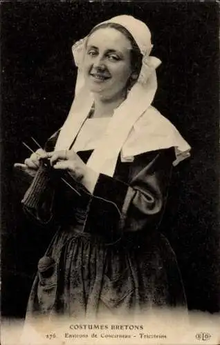Ak Bretagne, Frau in Tracht strickt