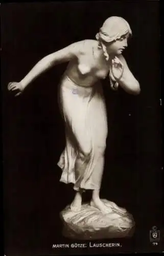 Ak Plastik Lauscherin von Martin Götze, Frau mit entblößter Brust, Frauenakt