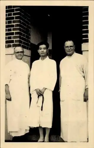 Foto Ak Krankenhaus, Drei Männer, Arzt mit Stethoskop, Portrait