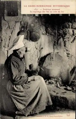 Ak Basse-Normandie, Innenraum der Normandie, Stopfen von Strümpfen am Kamin