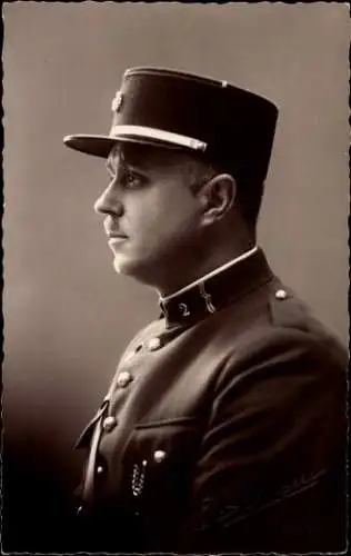 Foto Ak Französischer Soldat in Uniform, Profilansicht