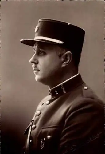 Foto Ak Französischer Soldat in Uniform, Profilansicht