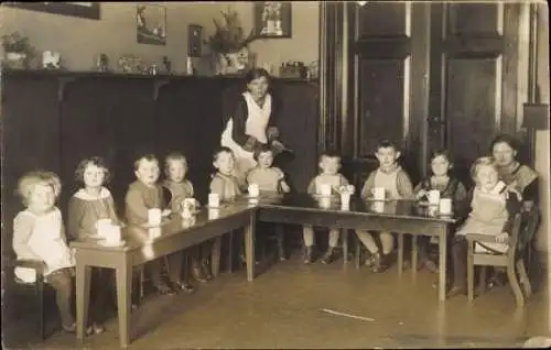Foto Ak Kinder am Tisch, Einrichtung, Tassen, Kinderfürsorge
