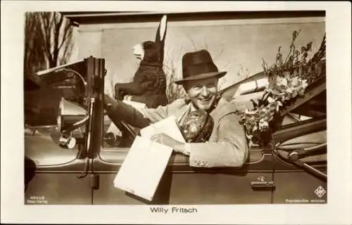 Ak Schauspieler Willy Fritsch, Portrait, Auto, Hase