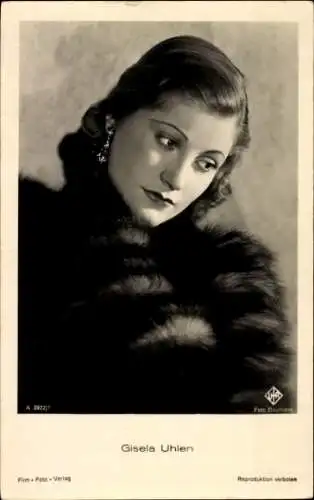 Ak Schauspielerin Gisela Uhlen, Portrait, Pelzmantel, Ufa Film, Autogramm
