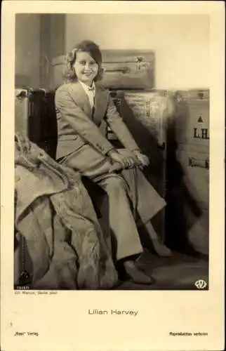Ak Schauspielerin Lilian Harvey, Sitzportrait, Hosenanzug