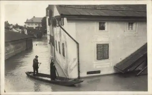 Foto Ak Oberndorf bei Salzburg Österreich, Hochwasser, Überschwemmte Straße, Ruderboot