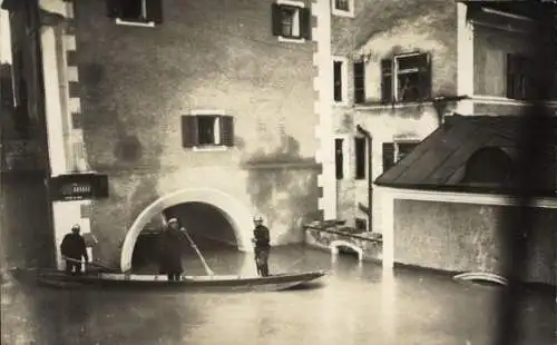 Foto Ak Oberndorf bei Salzburg Österreich, Hochwasser, Überschwemmte Straße, Ruderboot, Feuerwehr
