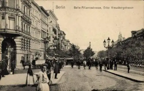 Ak Berlin Kreuzberg, Belle Alliance Straße Ecke Kreuzbergstraße, Soldatenkompanie, Passanten