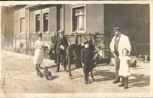 Foto Ak Weferlingen in Sachsen Anhalt?, Anwohner, Kinder, Haus