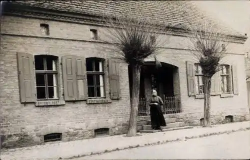 Foto Ak Nelben Könnern im Salzlandkreis, Haus, Frau, Bäume, Jahr 1929