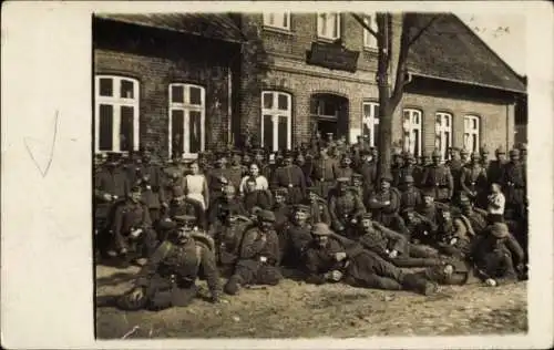 Foto Ak Lüneburg in Niedersachsen, Deutsche Soldaten in Uniformen, I. WK