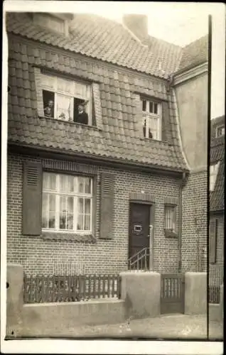 Foto Ak Huckingen Duisburg Nordrhein Westfalen, Wohnhaus, Menschen am Fenster, Bewohner