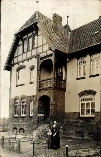 Foto Ak Wunstorf in Niedersachsen, Wohnhaus, Frau mit Kind