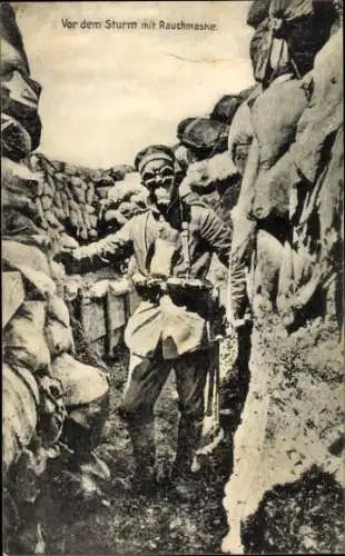 Ak Deutscher Soldat mit Gasmaske im Schützengraben, I WK