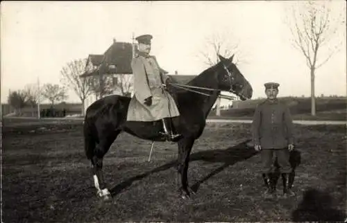 Foto Ak Deutscher Soldat in Uniform auf einem Pferd, I WK