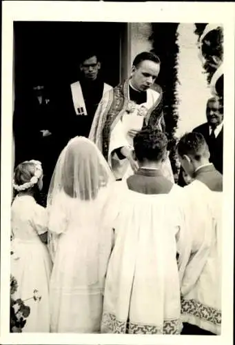 Foto Ak Bermatingen im Bodenseekreis, Priester-Primiz, ca. 1958, Messdiener, Kinder