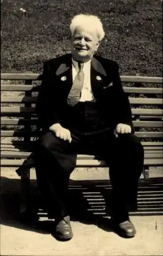 Foto Dichter und Sänger Max Nacke, Portrait auf Parkbank