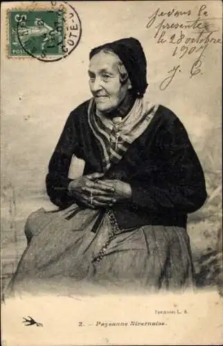 Ak Nivernais, Französische Tracht, Frau mit Rosenkranz