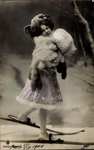 Ak Skiläuferin, Frau-Porträt, Handschuhe, Schal, Hut