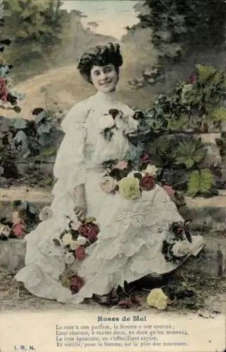 Ak Frau mit Blumenstrauß, Rosen, Weißes Kleid, Garten