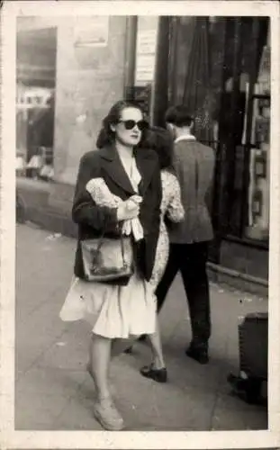 Foto Frau-Portrait, Sonnenbrille, Handtasche, Geschäfte