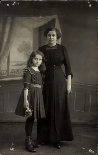 Foto Ak Frau mit Tochter, Portrait, Schwarzes Kleid, Blumen