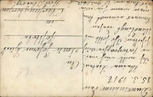 Foto Ak Junge Frau in schwarzem Kleid, Portrait, Handtasche, Stuhl