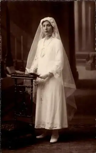 Foto Ak Junge Frau in weißem Kleid, Schleier, Gebet, Rosenkranz