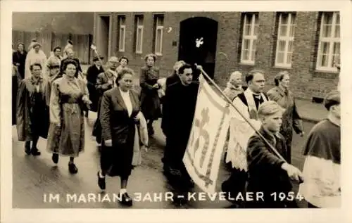 Foto Ak Kevelaer am Niederrhein, Pilger im Marian. Jahr, 1954