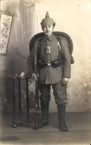 Foto Ak Deutscher Soldat in Uniform, Standportrait, Pickelhaube, Ausrüstung