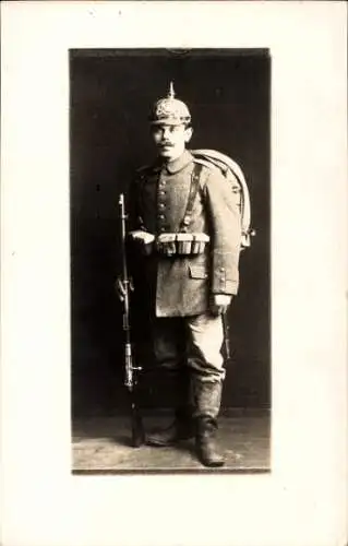 Foto Ak Deutscher Soldat in Uniform, Standportrait mit Pickelhaube