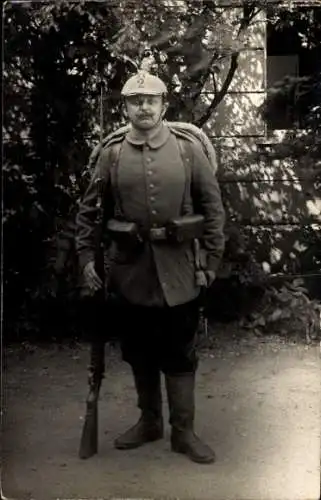 Foto Ak Deutscher Soldat in Uniform, Standportrait, Pickelhaube, Ausrüstung, Bajonett, Regiment 2