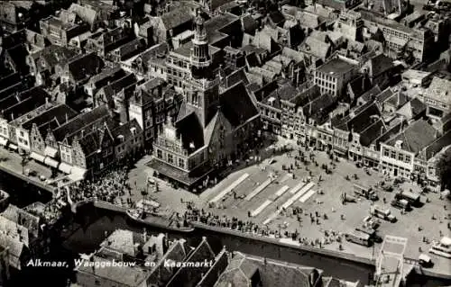 Ak Alkmaar Nordholland Niederlande, Waaggebouw, Käsemarkt, Luftbild