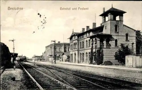 Ak Zbąszyń Bentschen Posen, Bahnhof, Gleisseite, Postamt
