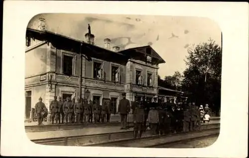 Foto Ak Luscha Lyuscha Weißrussland, Deutsche Soldaten in Uniformen, Bahnhof, Gleisseite